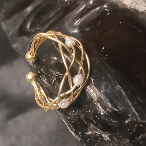NYU Gold wire ring with floating fresh water pearl beads. - Picture 3 of 4